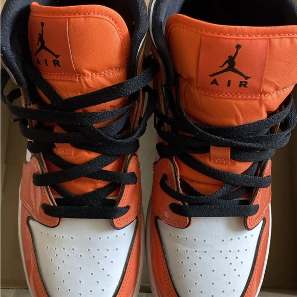 Nike Air Jordan 1 Mid SE (GS) BQ6931802 Size 7y - Very Light Use - Picture 2 of 9